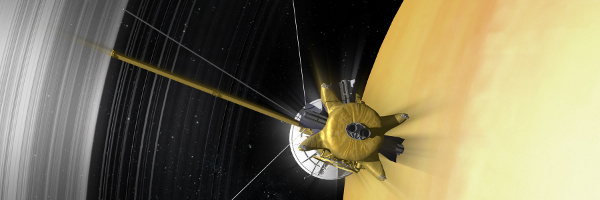 Eine Raumsonde bewegt sich schnell auf den scheinbar engen Raum zwischen Saturn und der inneren Kante seiner Ringe zu.